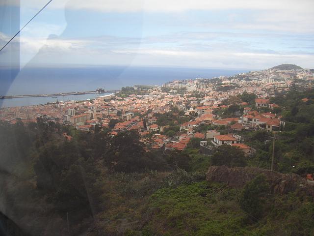 CIMG1774.JPG - Funchal: Blick aus der Seilbahn über Funchal in Richtung Hafen.