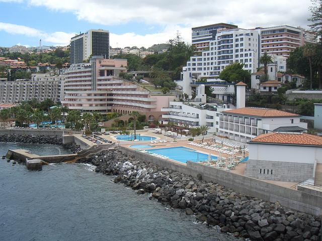 CIMG1777.JPG - Funchal: Blick von der Hafenmole auf unseren unteren Pool und dem Zugang zum Meer.