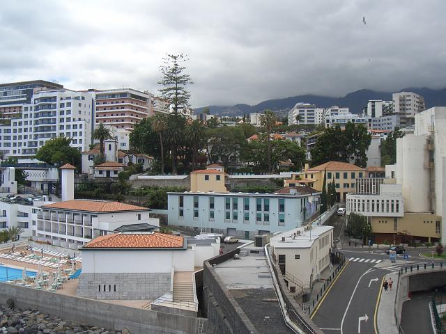 CIMG1778.JPG - Funchal: Blick von der Hafenmole in unsere Hotelanlage.