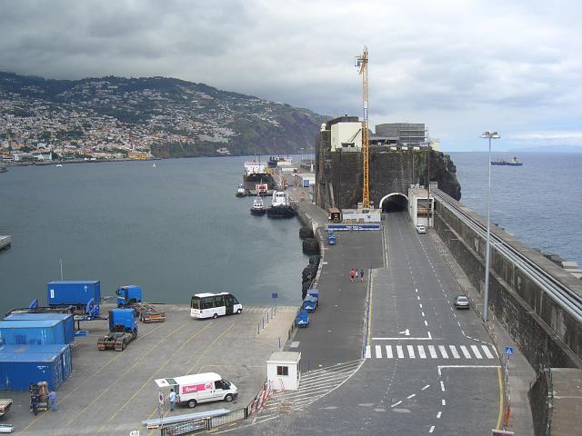 CIMG1779.JPG - Funchal: Blick von der Hafenmole auf ein Fort mitten auf der Mole, dass aber nicht zugänglich ist.
