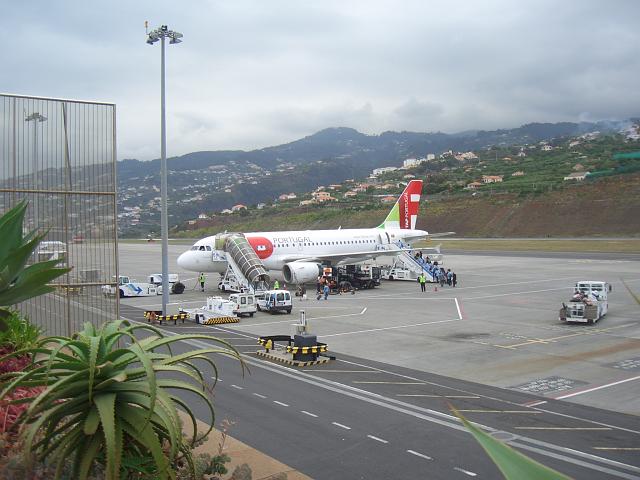 CIMG1788.JPG - Flughafen Funchal: Das Flugzeug der portugisischen TAP sollte eigentlich schon weg sein...