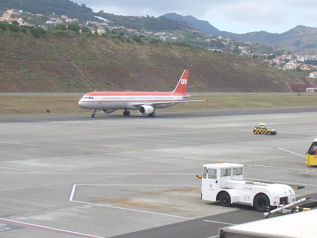 CIMG1789.JPG - Flughafen Funchal: Die LTU-Maschine zum Weiterflug nach Düsseldorf ist gerade gelandet.