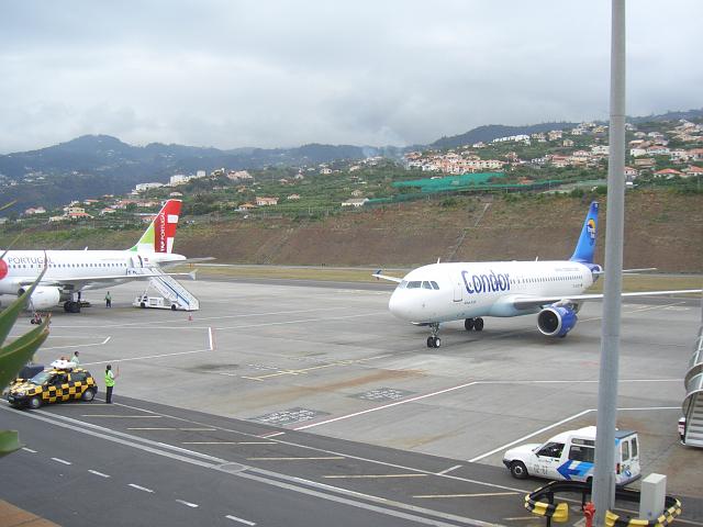 CIMG1792.JPG - Flughafen Funchal: Die Condor-/Thomas Cook-Maschine zum Weiterflug nach Hamburg fährt zur Parkposition.