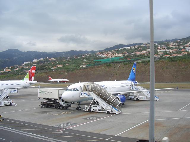 CIMG1794.JPG - Flughafen Funchal: Im Hintergrund landet die nächste LTU-Maschine.