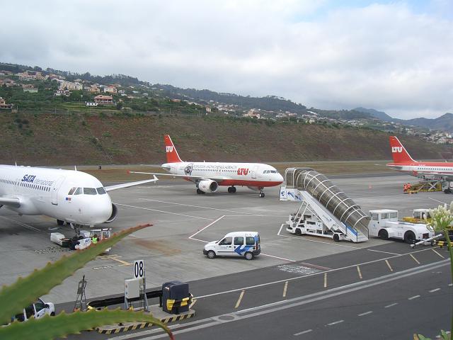 CIMG1795.JPG - Flughafen Funchal: Die LTU-Maschine reiht sich neben der bereits vorhandenen ein. Die Maschine der SATA fliegt zu den Azoren.