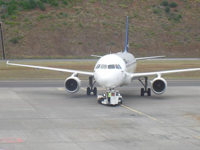 CIMG1796.JPG - Flughafen Funchal: Die Maschine der SATA zu den Azoren wird auf die Rollbahn geschoben.