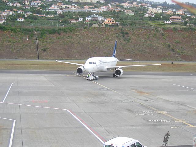 CIMG1797.JPG - Flughafen Funchal: Die Maschine der SATA zu den Azoren wird auf die Rollbahn geschoben II.