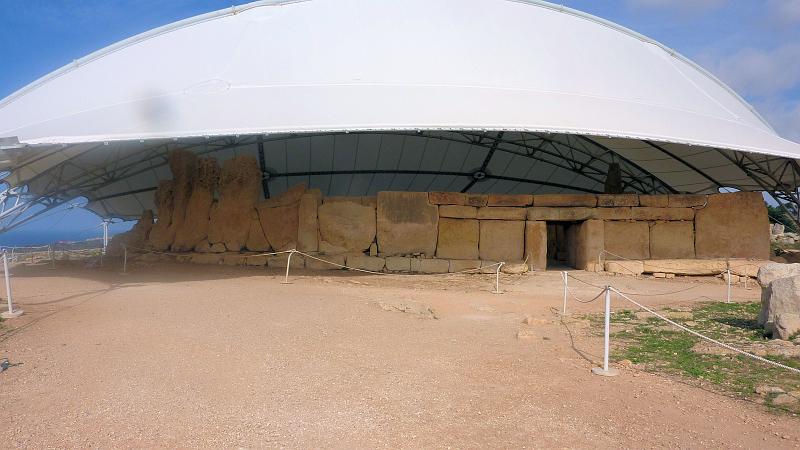 P1010283m.JPG - Hagar Qim: Die Anlage ist als UNESCO-Kulturerbe inzwischen überdacht worden.