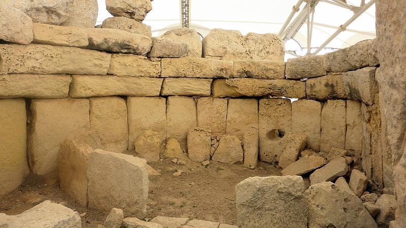 P1010296m.JPG - Hagar Qim: So sieht die ausgegrabene Tempelkammer jetzt aus (Orakelloch rechts der Mitte).