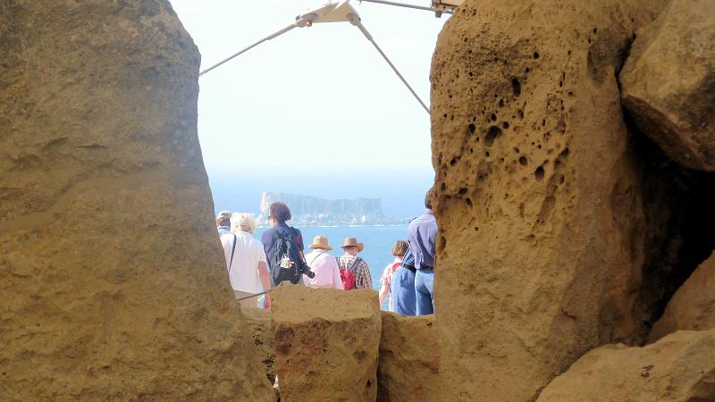 P1010300m.JPG - Hagar Qim: Blick durch die Tempelanlage zu der kleinen Insel Filfla.