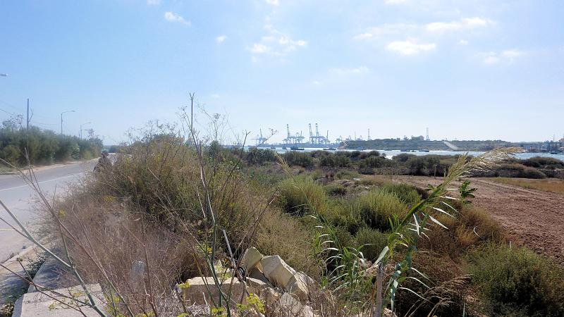P1010322m.JPG - Wanderung bei Marsaxlokk: Blick zum Freihafen.