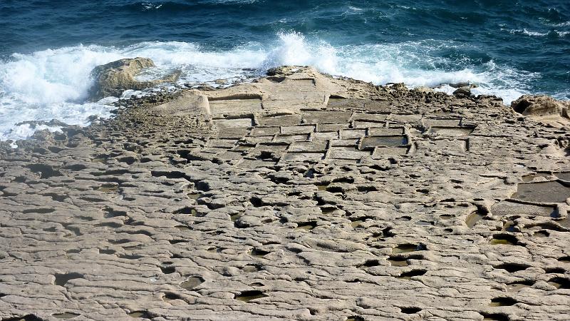 P1010325m.JPG - Wanderung bei Marsaxlokk: Blick zu alten Salinen an der Küste.