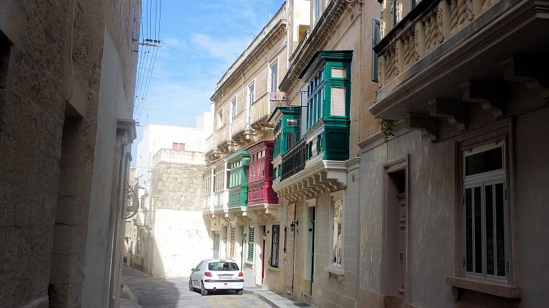 P1010339m.JPG - Rabat: Blick in eine Gasse mit den typischen maltesischen Balkonen.