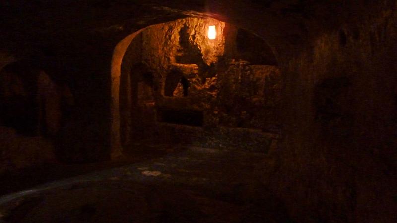P1010345m.JPG - Rabat: Blick in die ehemaligen Grabkammern in den Katakomben unter der Stadt.