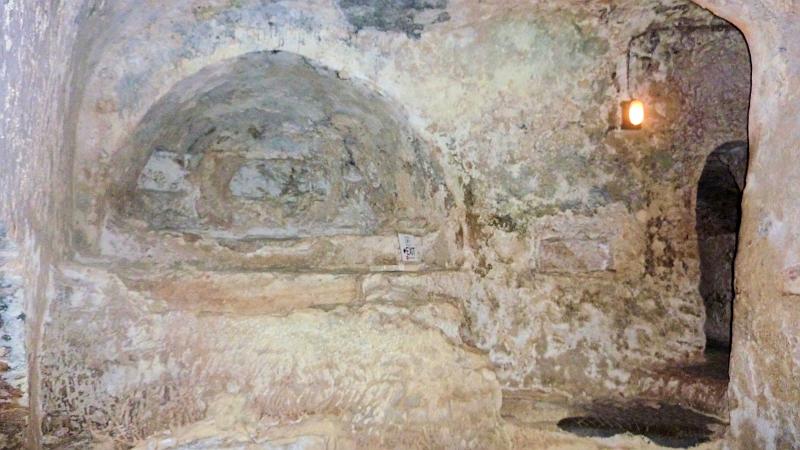 P1010347m.JPG - Rabat: Blick in die ehemaligen Grabkammern in den Katakomben unter der Stadt.