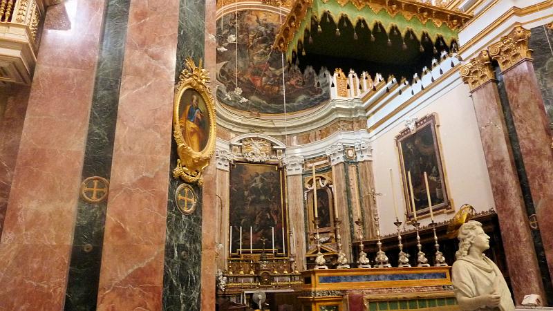 P1010354m.JPG - Mdina: Teilansicht des Altars usw. in der Kathedrale.
