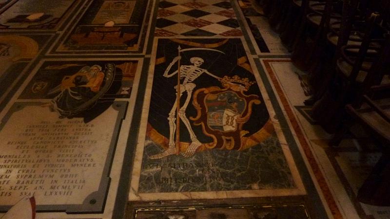 P1010356m.JPG - Mdina: Eine der vielen kunstvollen Bodenplatten in der Kathedrale.