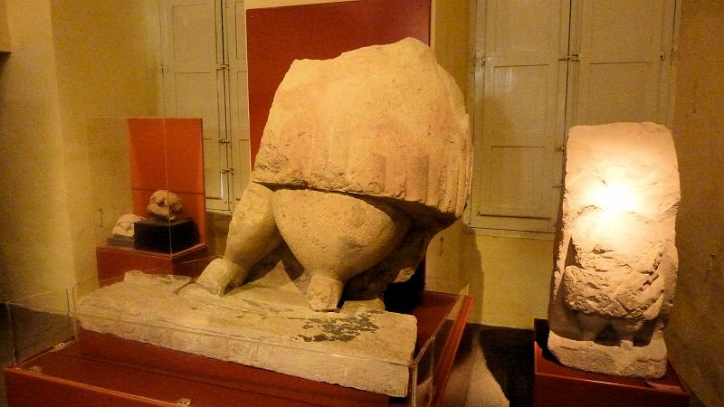 P1010376m.JPG - Valletta/Archäologisches Museum: Originaltorso einer Göttinenskulptur aus dem Tempel Hagar Qim.