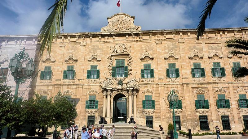 P1010377m.JPG - Valletta: Blick zur Auberge de Castille (heute Regierungssitz des Premierministers).