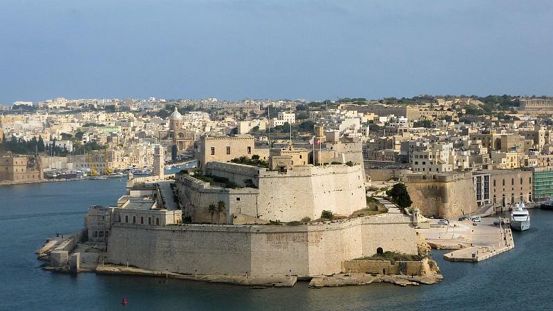 P1010379m.JPG - Valletta/Upper Barracca Gardens: Blick über den Grand Harbour nach Vittoriosa mit Fort San Angelo.
