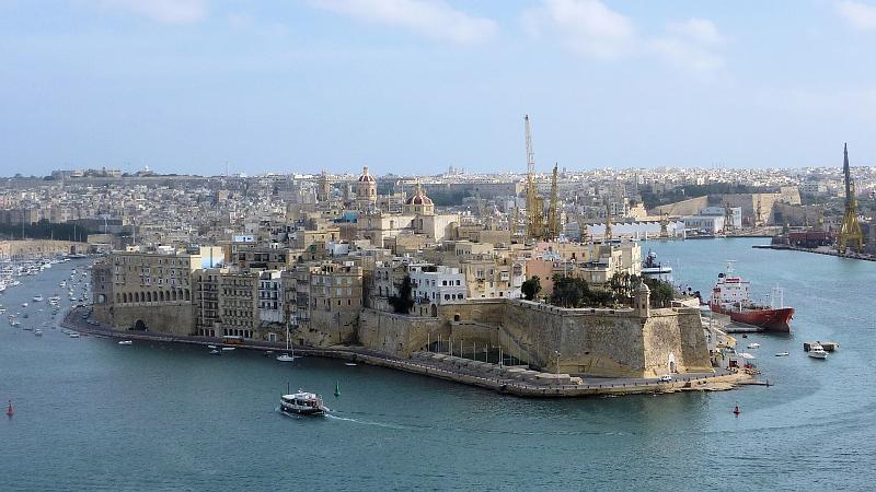 P1010380m.JPG - Valletta/Upper Barracca Gardens: Blick über den Grand Harbour nach Senglea.