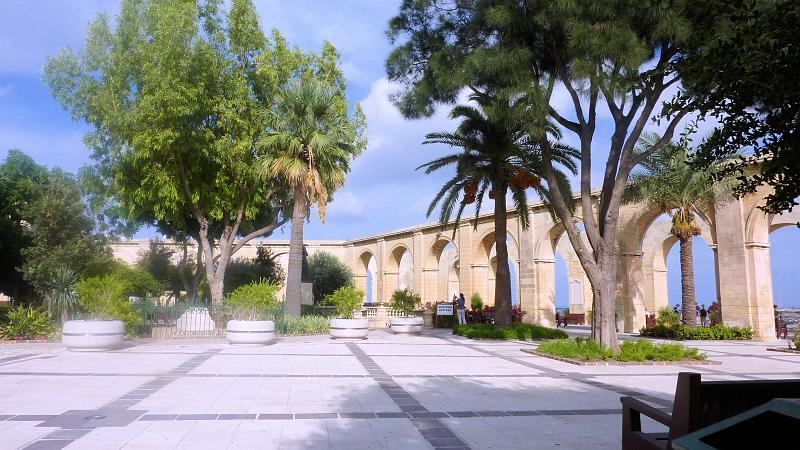 P1010381m.JPG - Valletta/Upper Barracca Gardens: Garten mit kleinem Wehrgang.