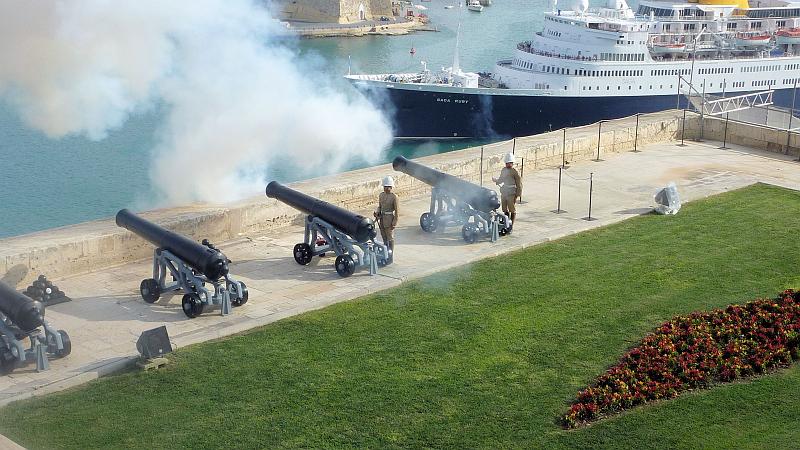 P1010382m.JPG - Valletta/Upper Barracca Gardens: Salutfeuer aus den Kanonen der St. Peter und Paul's Bastion.