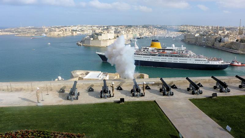 P1010384m.JPG - Valletta/Upper Barracca Gardens: Das Salutfeuer aus den Kanonen der St. Peter und Paul's Bastion gilt dem Kreuzfahrtschiff.