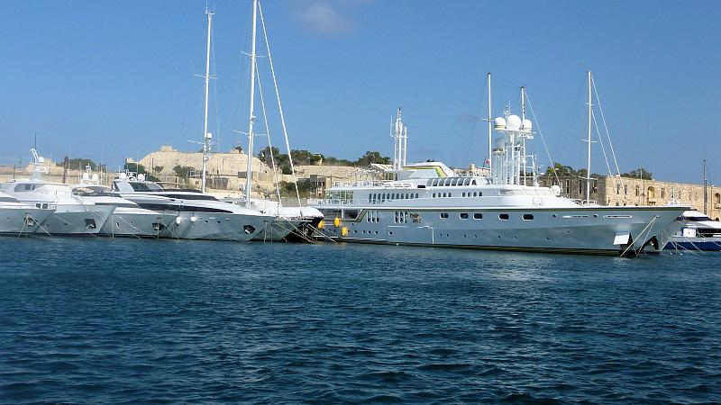 P1010391m.JPG - Hafenrundfahrt Slieme/Valletta: Yachten im Lazzaretto Greek.