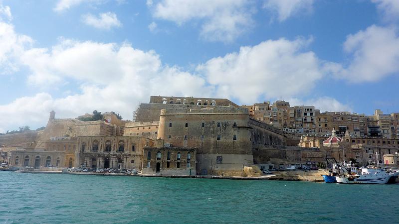 P1010392m.JPG - Hafenrundfahrt Slieme/Valletta: Blick zur Halbinsel Vittoriosa mit Fort San Angelo.