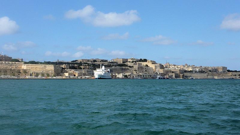 P1010395m.JPG - Hafenrundfahrt Slieme/Valletta: Blick nach Valletta.