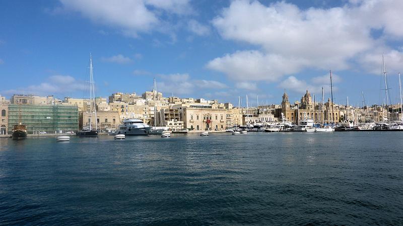 P1010396m.JPG - Hafenrundfahrt Slieme/Valletta: Blick in den Dockyard Greek.
