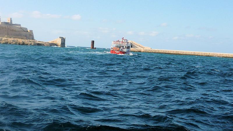 P1010401m.JPG - Hafenrundfahrt Slieme/Valletta: Ein Hafenrundfahrtsboot an der kleinen Hafeneinfahrt von Grand Harbour.