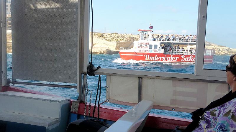 P1010403m.JPG - Hafenrundfahrt Slieme/Valletta: Auf den letzten Metern gibt es ein Rennen zwischen den Rundfahrtbooten.