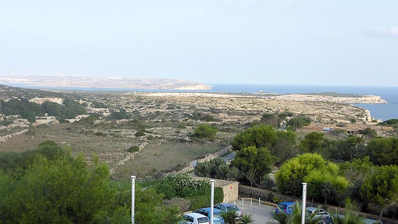 P1010404m.JPG - Mellieha/Hotel Selmun Palace: Blick über Comino in Richtung Gozo.