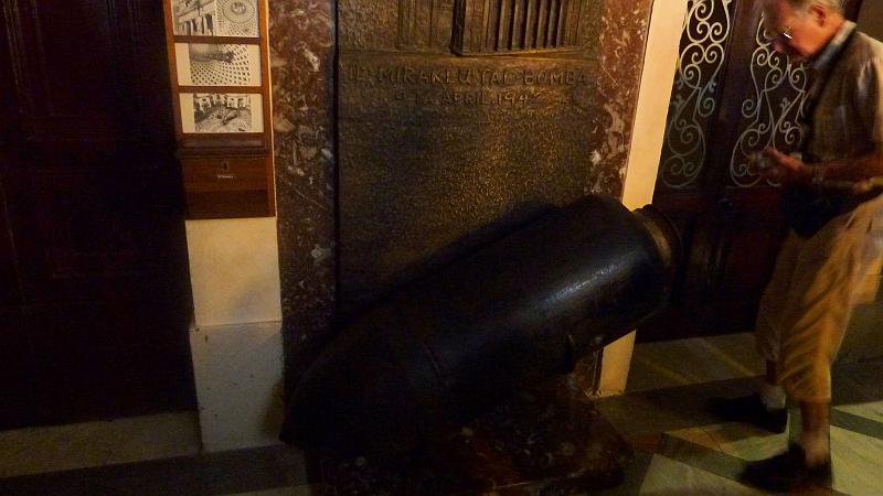 P1010407m.JPG - Mosta/Kuppelkirche: Diese Bombe ist ebenso wie eine zweite im Zweiten Weltkrieg nicht detoniert.