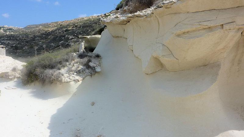 P1010414m.JPG - Dingli Cliffs: Der Sandstein wird durch Erosion sehr fest und glatt.