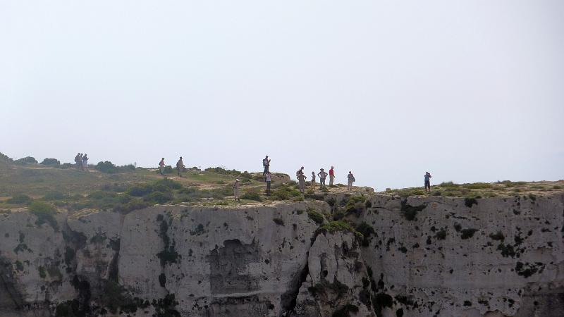 P1010417m.JPG - Dingli Cliffs: Unsere Wandergruppe ist auf der gegenüberliegenden Seite der Bucht (Zoom).