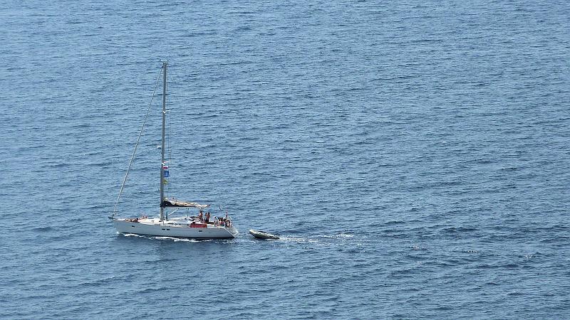 P1010418m.JPG - Dingli Cliffs: Auf einer Yacht vergnügen sich ein paar Seebären...