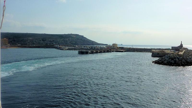 P1010421m.JPG - South Comino Channel: Blick zurück zum Fährhafen der Insel Malta.