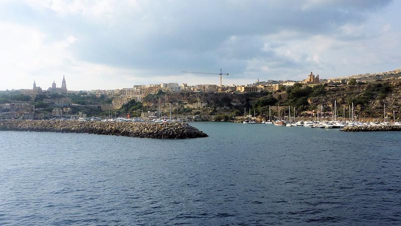 P1010423m.JPG - North Comino Channel: Blick nach Ngarr mit dem Hafen der Insel Gozo.
