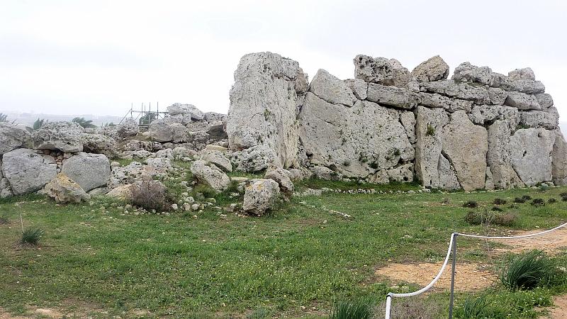 P1010471m.JPG - Xaghra/Ggantija: Blick auf die Außenmauern des Ggantija-Tempels.