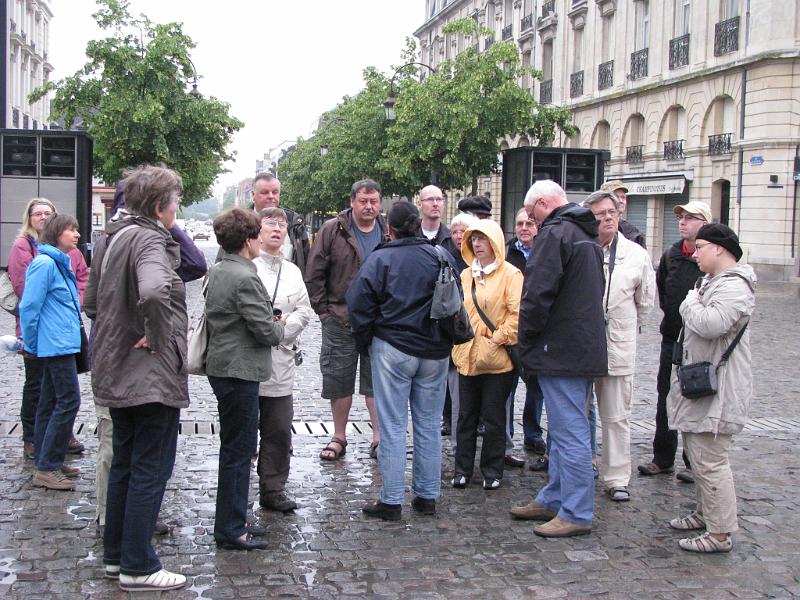 IMG_2512.JPG - Reims: die Reisegruppe am Platz vor der Kathedrale