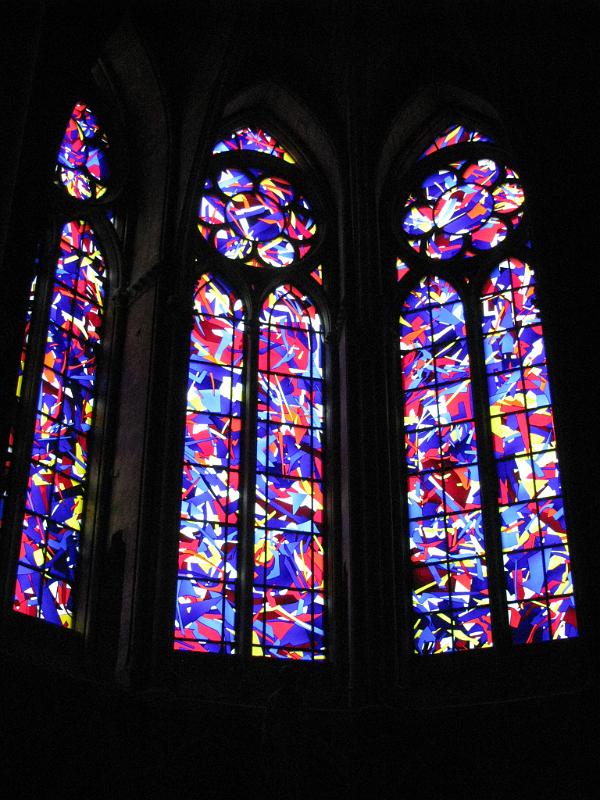 IMG_2528.JPG - Reims/Kathedrale: Buntglasfenster hinter dem Altar