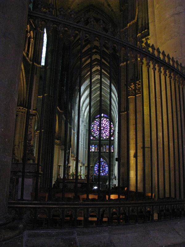 IMG_2532.JPG - Reims/Kathedrale: Buntglasfenster hinter dem Altar