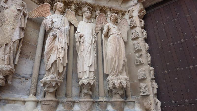 P1020781.JPG - Reims: Details am Eingang der Katedrale