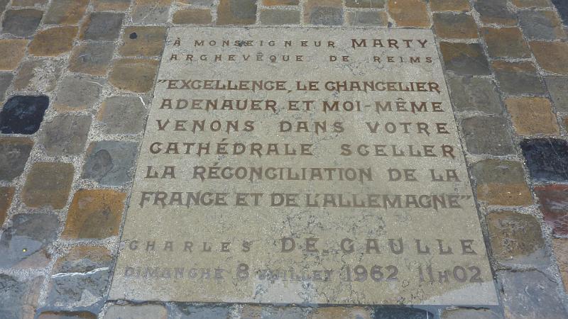 P1020795.JPG - Reims: Tafel zur deutsch-französischen Aussöhnung vor der Kathedrale