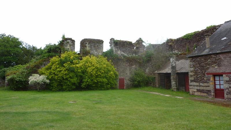 P1020808.JPG - Comper: alte Mauern am Chateau de Comper