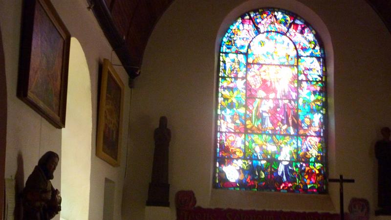 P1020809_ji.jpg - Tréhorenteuc: Buntglasfenster in der Kirche