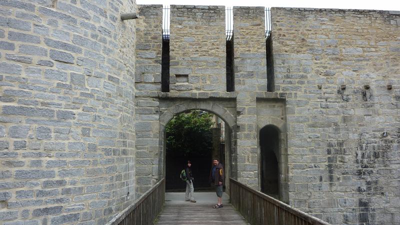 P1020832.JPG - Vaness: Blick zur Stadtmauer mit dem ehemaligen Gefängnistor Porte de Prison